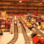 Även i Legoutställningen finns såklart en stor tågbana